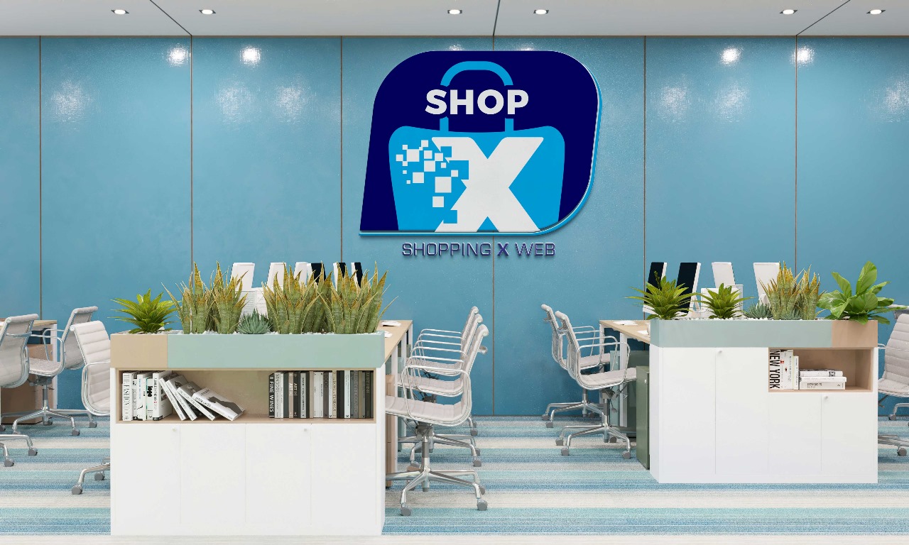 Interior de escritório moderno com a logo da Shopping X Web na parede